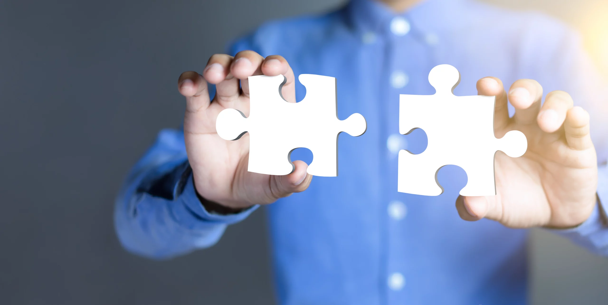 Deux pièces de puzzle symbolisant l’intégration informatique lors d’un rachat d’entreprise